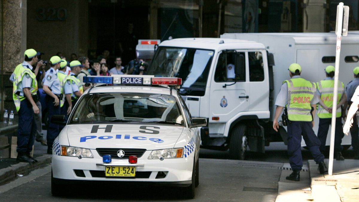 Avustralya polisi, zanlıları taşıyan cezaevi aracının etrafında güvenlik alırken (arşiv) 