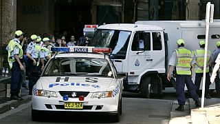 Avustralya polisi, zanlıları taşıyan cezaevi aracının etrafında güvenlik alırken (arşiv) 