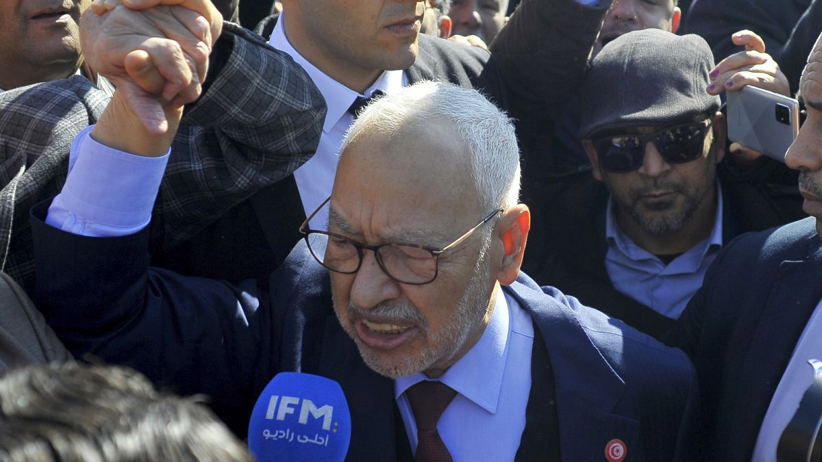 El líder del partido Ennahdha, Rached Ghannouchi, llega a una comisaría de policía en Túnez, martes 21 de febrero de 2023.