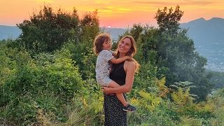  Стела се реалокира в Honeydew със сина си в търсене на общественост. 