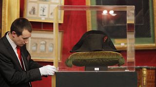 موظف يقوم بإعداد قبعة نابليون قبل بيعها بالمزاد العلني في فونتينبلو