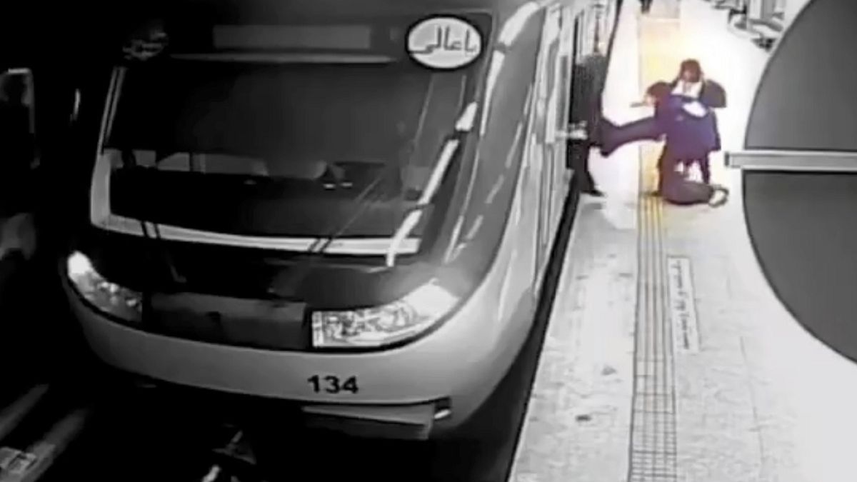Momento captado por las cámaras del metro de Teherán en el que las amigas de la joven la arrastran fuera del vagón. 
