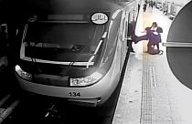 Immagini di telecamere di sicurezza mostrano il momento in cui una ragazza iraniana viene trascinata fuori dalla metro di Teheran