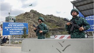 سربازان ارتش آذربایجان در یک پست بازرسی در امتداد کریدور لاچین