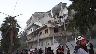 Miembros del equipo de defensa civil limpian los escombros de una casa alcanzada por un bombardeo desde la posición gubernamental en Areha, Siria. 5 de octubre.