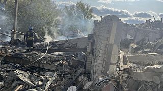 Спасатели тушат пожар на месте удара ракеты в селе Гроза, Харьковская область. 5 октября 2023.
