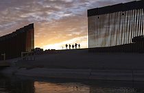 Archivo: familias migrantes de Brasil pasan a través de una brecha en el muro fronterizo para llegar a Estados Unidos. 10 de junio de 2021.