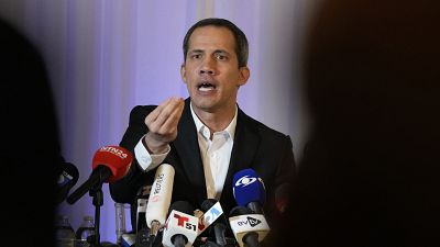 El líder opositor venezolano Juan Guaidó gesticula mientras habla durante una rueda de prensa, el jueves 27 de abril de 2023