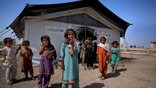أطفال نزحوا بسبب الفيضانات يدرسون في مخيم مؤقت في باكستان
