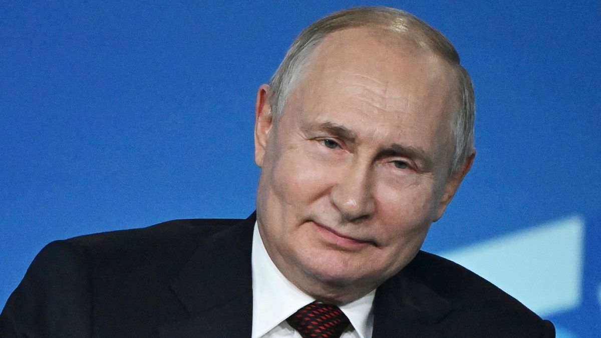 Rusya Devlet Başkanı Vladimir Putin, Rusya'nın Karadeniz kıyısındaki Soçi kentinde düzenlenen Valdai Tartışma Kulübü'nün yıllık toplantısında bir soruyu yanıtlarken gülümsüyor, 5/10/23.