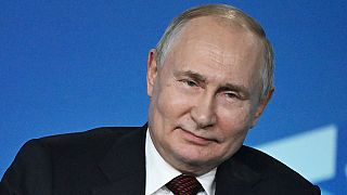 Rusya Devlet Başkanı Vladimir Putin, Rusya'nın Karadeniz kıyısındaki Soçi kentinde düzenlenen Valdai Tartışma Kulübü'nün yıllık toplantısında bir soruyu yanıtlarken gülümsüyor, 5/10/23.