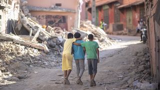 أطفال يسيرون عبر أنقاض مدينتهم أمزميز التي تضررت من الزلزال، خارج مراكش، المغرب، الخميس 14 سبتمبر 2023.