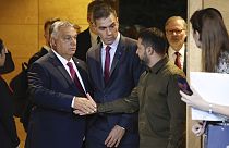 Nur scheinbare Nähe: Viktor Orbán und Wolodymyr Selenskyj beim Handschlag in Granada am 5.10.23