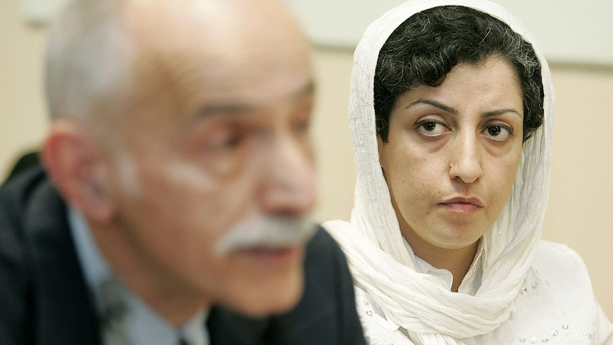 ARCHIVO - La iraní Narges Mohammadi durante una rueda de prensa en la sede de la ONU en Ginebra, Suiza, el 9 de junio de 2008.