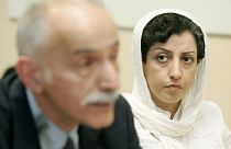 ARCHIVO - La iraní Narges Mohammadi durante una rueda de prensa en la sede de la ONU en Ginebra, Suiza, el 9 de junio de 2008.