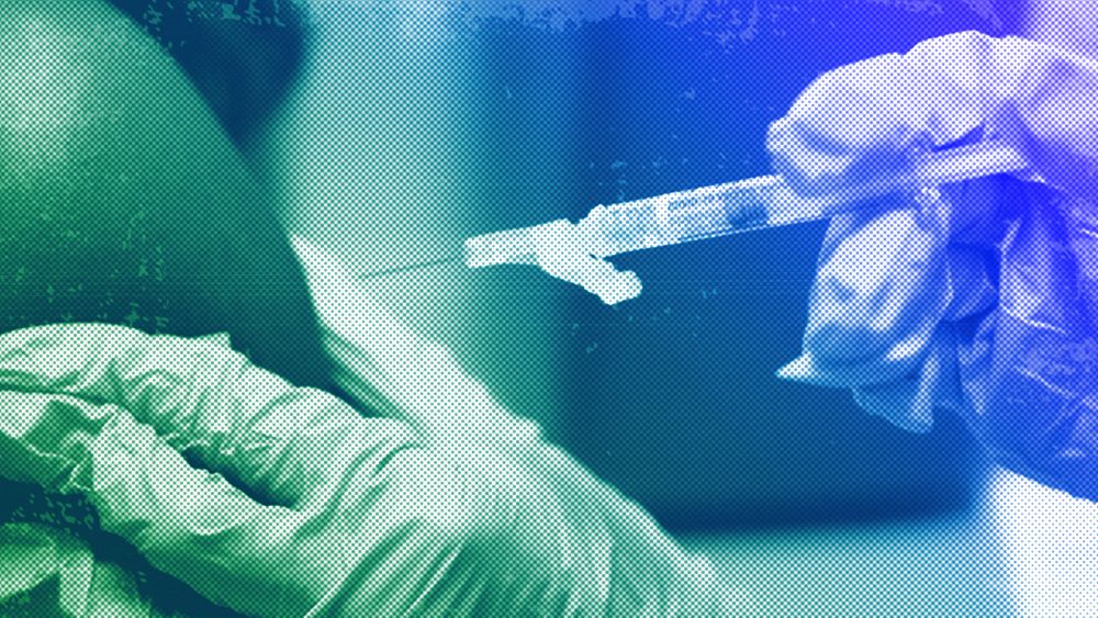 Фармацевт прилага ваксина Moderna Spikevax срещу COVID 19 в аптека септември