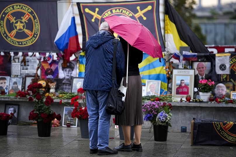 Una coppia davanti a un memoriale improvvisato al capo mercenario russo Yevgeny Prigozhin a Mosca, Russia, domenica 1 ottobre 2023