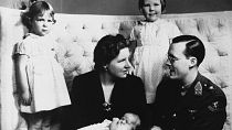 أميرة هولندا جوليانا وزوجها الأمير بيرنهارد، يجلسان لالتقاط صورة عائلية في منزلهما في أوتاوا، كندا في 9 مارس 1943.