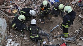 عمال الطوارئ ينتشلون جثة صبي يبلغ من العمر 10 سنوات قُتل في هجوم جوي روسي أصاب مبنى متعدد الطوابق في وسط خاركيف، الجمعة 6 أكتوبر 2023