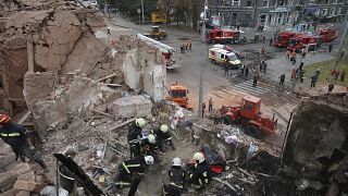 Работы по разбору завалов в центре Харькова на месте попадания российской ракеты