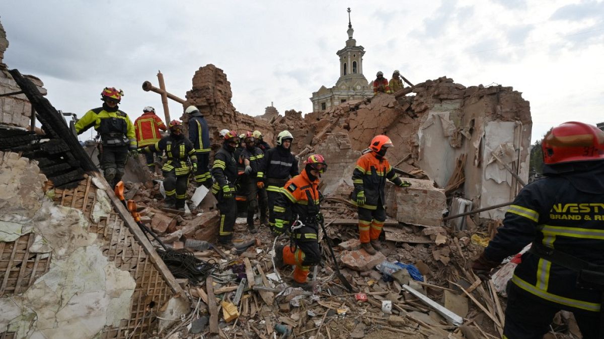 I soccorritori cercano feriti e vittime tra le macerie a Kharkiv