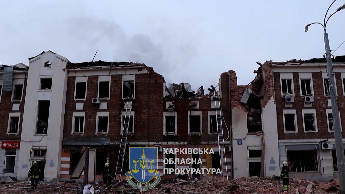 Edificio alcanzado por un misil en un bombardeo en la ciudad de Járkov en el que murieron al menos dos personas. 