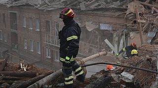Ein Retter im zerstörten Wohnviertel von Charkiw am 6.10.23