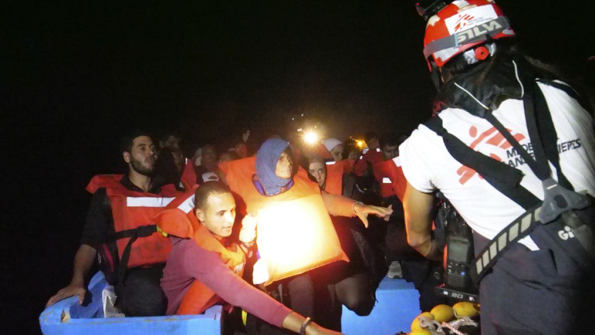 Migranti soccorsi dalla nave Geo Barents al largo delle coste libiche nel Mediterraneo