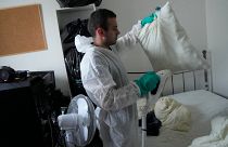 موضف من مصلحة مكافحة الحشرات ينظف شقة في باريس من بق الفراش