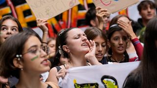 مشاركات شابات ومشاركون شباب في مظاهرة من أجل المناخ في العاصمة الإيطالية روما