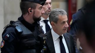 الرئيس الفرنسي السابق نيكولا ساركوزي يخرج من قاعة محكمة في كانون الأول / ديسمبر 2022 ـ أرشيف