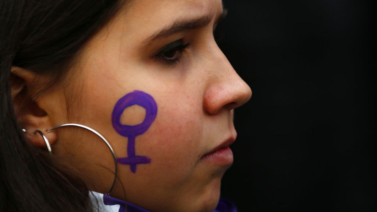 Una donna partecipa a una protesta contro il sessismo e la violenza di genere a Madrid, in Spagna.