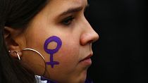 Eine Frau nimmt an einer Demonstration gegen Sexismus und geschlechtsspezifische Gewalt in Madrid, Spanien, teil.