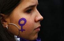 Eine Frau nimmt an einer Demonstration gegen Sexismus und geschlechtsspezifische Gewalt in Madrid, Spanien, teil.