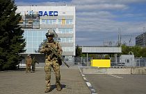 Ein russischer Soldat steht am 1. Mai 2022 auf dem Gelände des Kernkraftwerks Saporischschja Wache.