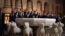 صورة جماعية لقادة ورؤساء الاتحاد الأوروبي في أثناء زيارة لقصر الحمراء بغرناطة في ضيافة الملك الإسباني فيليبي الثاني