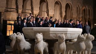 صورة جماعية لقادة ورؤساء الاتحاد الأوروبي في أثناء زيارة لقصر الحمراء بغرناطة في ضيافة الملك الإسباني فيليبي الثاني