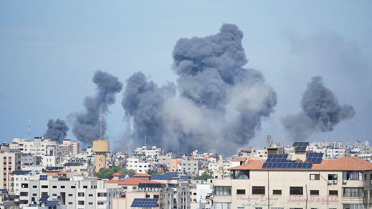 De la fumée s'élève après une explosion causée par une frappe aérienne israélienne dans la bande de Gaza, samedi 7 octobre 2023.