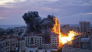 Fogo e fumo após um ataque aéreo israelita, na Cidade de Gaza