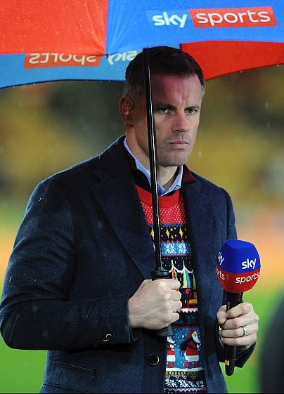 Jamie Carragher, a Sky Sports szakértője a Premier League egyik meccsén, 2018-ban