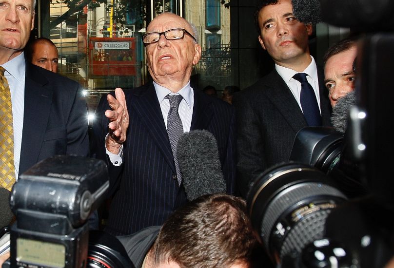 Rupert Murdochot újságírók vonták felelősségre, miután találkozott Milly Dowler szüleivel és nővérével, 2011-ben