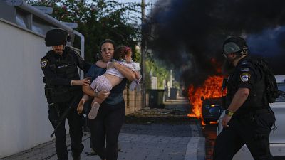 Eine Frau und ein Mädchen werfen in Ashkelon von der Polizei in Sicherheit gebracht