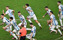 Argentin játékosok ünnepelnek a tizenegyesekkel megnyert franciák elleni döntő után a katari világbajnokságon 2022. december 18-án.