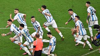 Argentin játékosok ünnepelnek a tizenegyesekkel megnyert franciák elleni döntő után a katari világbajnokságon 2022. december 18-án.