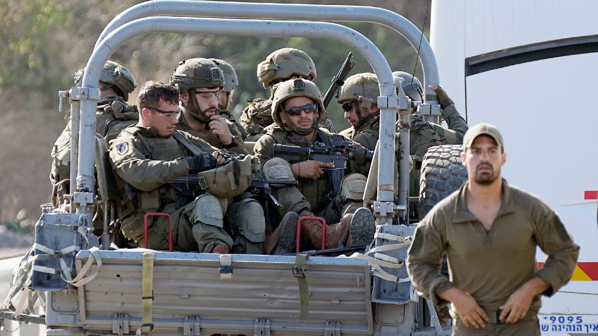 Des soldats israéliens se dirigent vers le sud près d'Ashkelon, en Israël, le samedi 7 octobre 2023.