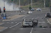 Um carro destruído num ataque do Hamas em Sderot, Israel