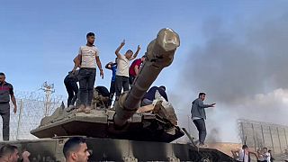 مسلحون فلسطينيون يستولون على دبابات وآليات عسكرية إسرائيلية في غلاف غزة
