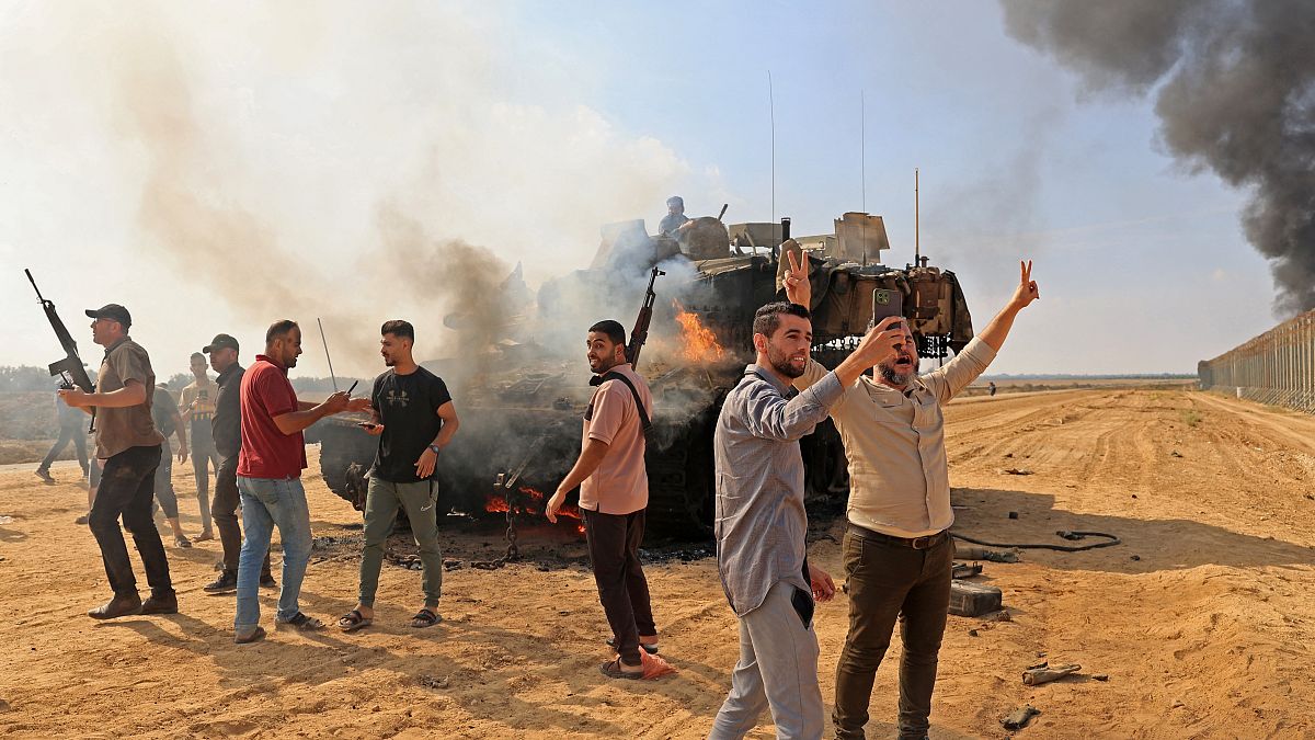Палестинцы ликуют у подбитого танка