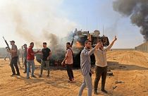 Палестинцы ликуют у подбитого танка