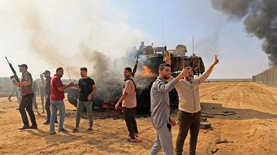Palestinianos assumem controlo de tanque israelita após atravessarem a fronteira